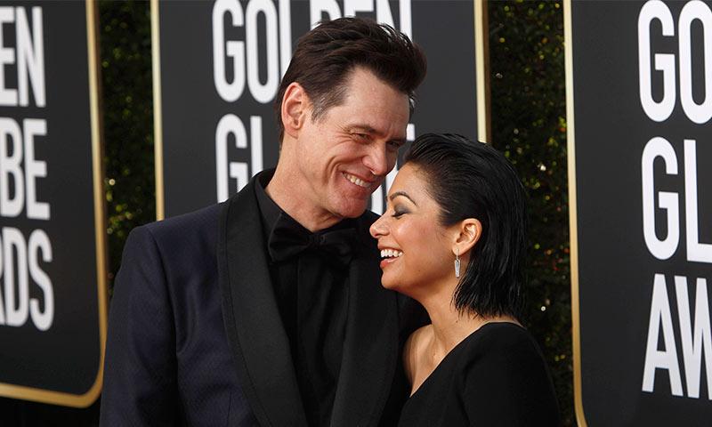 Jim Carrey deslumbra los Golden Globes acompañado de su nueva novia