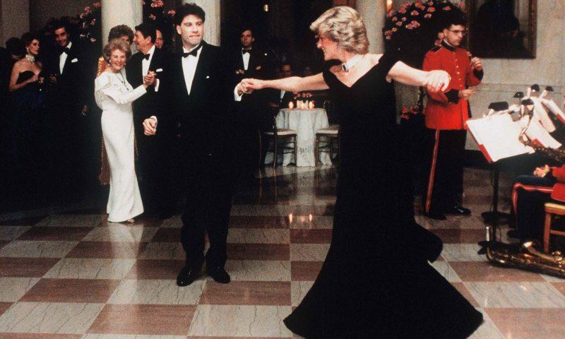 Fracasa la subasta del icónico vestido con el que la Princesa Diana bailó con John Travolta en 1985