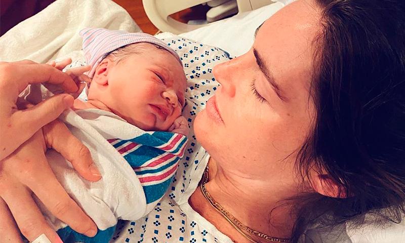 La modelo Hilary Rhoda le da la bienvenida a su primer bebé