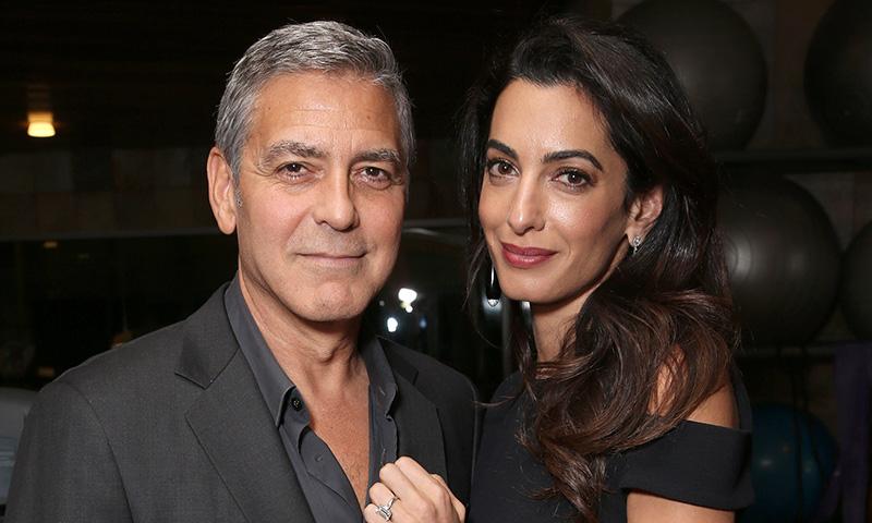 George Clooney revela que, aún en el encierro, sigue enviando cartas de amor su esposa Amal