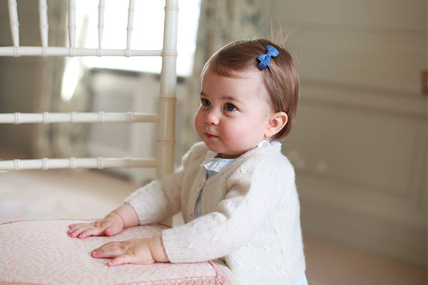 La Princesa Charlotte presume sus primeros pasos en su 1° cumpleaños