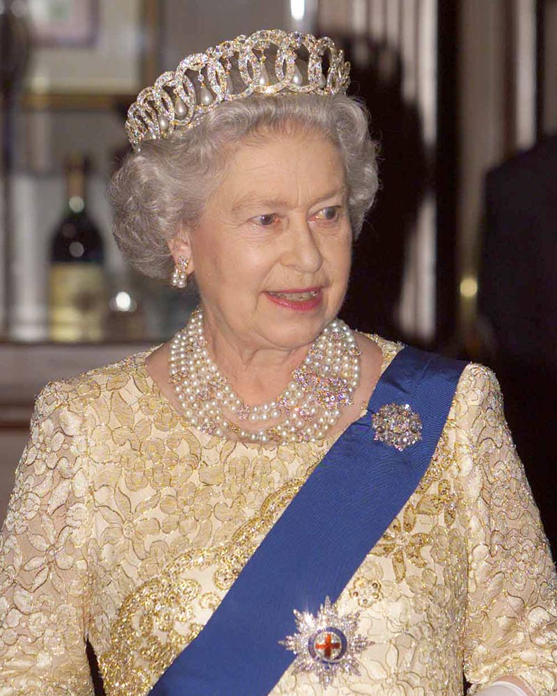 Conoce todos los detalles de cada una de las coronas de la Reina Isabel