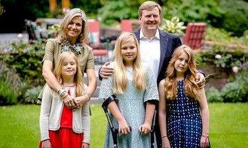 En muletas tras un accidente, la Princesa Amalia de Holanda participó en el posado familiar