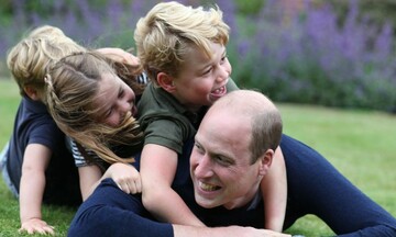 El Príncipe William posa junto a sus tres hijos por su cumpleaños