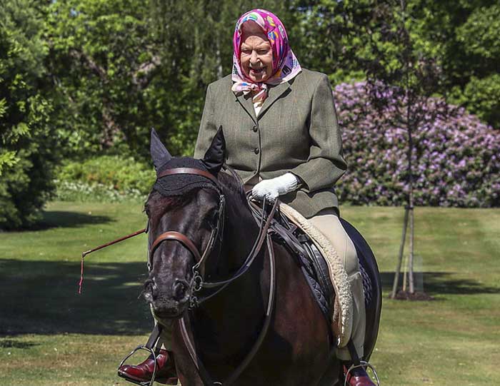 Isabel II, montando a caballo