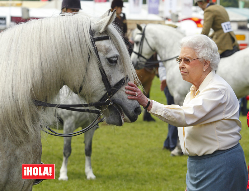 La reina Isabel II acaricia a un caballo