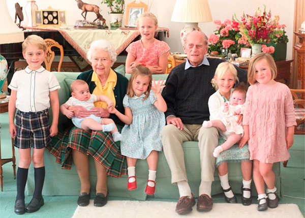 La Reina Isabel II y el Duque de Edimburgo con sus siete bisnietos