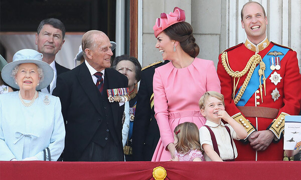 Duque de Edimburgo con los Duques de Cambridge y la Reina