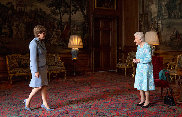 Reina Isabel y Nicola Sturgeon