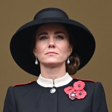 Kate Middleton da lecciones de sobriedad y elegancia con su abrigo de inspiración militar