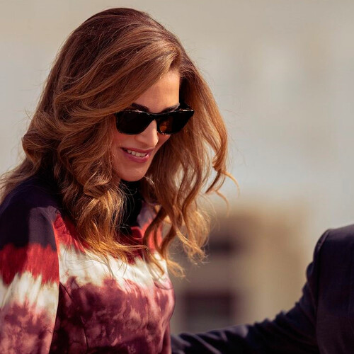 Dos looks ganadores de Rania de Jordania con estilos completamente distintos