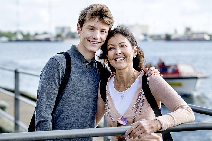 Félix de Dinamarca con su madre