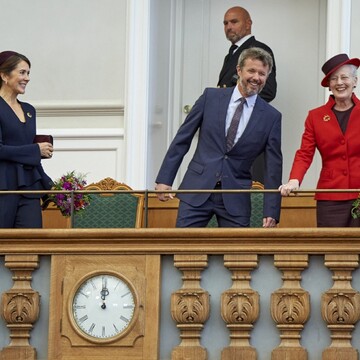 La complicidad y las sonrisas de la reina Margarita con Federico y Mary de Dinamarca en la apertura del Parlamento danés