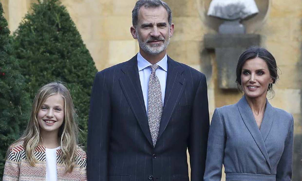 Felipe VI protege a la princesa de Asturias en el 