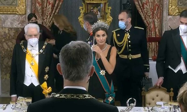 El llamativo gesto de la reina Letizia al no saber dónde dejar la mascarilla en una cena de gala