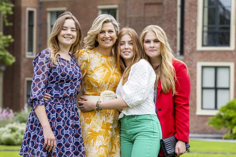 Máxima de Holanda con sus hijas