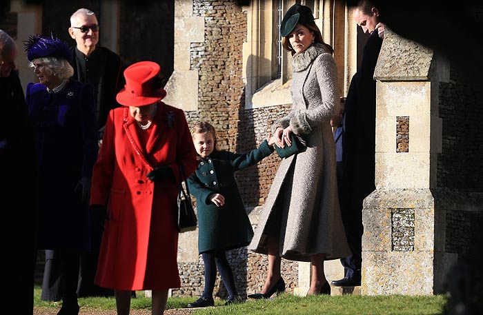 La Familia Real británica se reúne en la misa de Navidad con notables presencias y una ausencia
