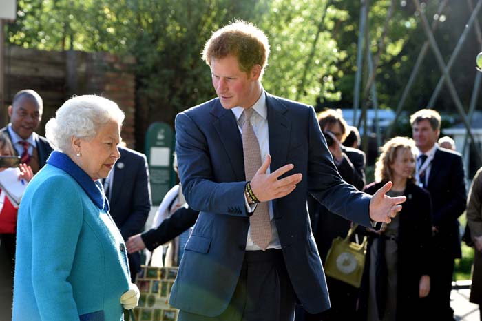 El príncipe Harry y su abuela, Isabel II, en un acto público
