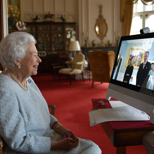 ¡Nunca es tarde para innovar! Isabel II sorprende con sus primeras audiencias virtuales