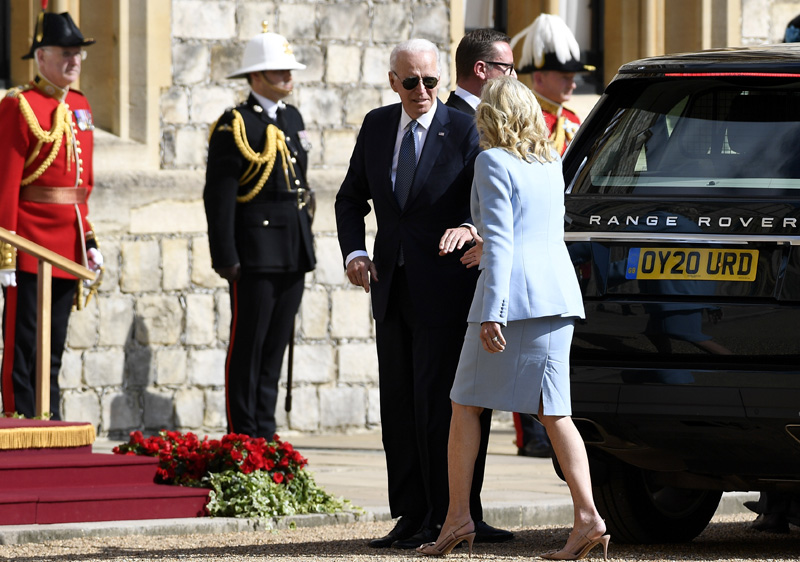 Joe y Jill Biden toman el té con Isabel II en el castillo ...