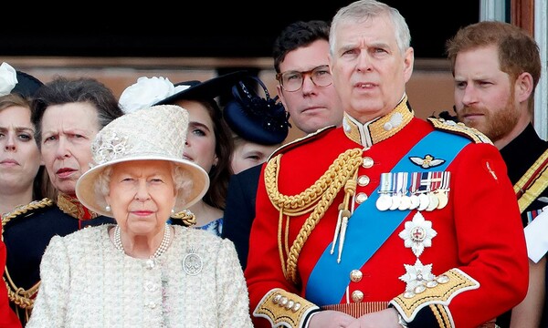 Isabel II quita los títulos militares y los patrocinios reales al príncipe Andrés en medio de su batalla legal