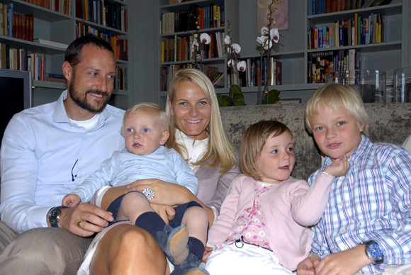 Haakon y Mette-Marit de Noruega emprenderán con sus hijos un viaje de