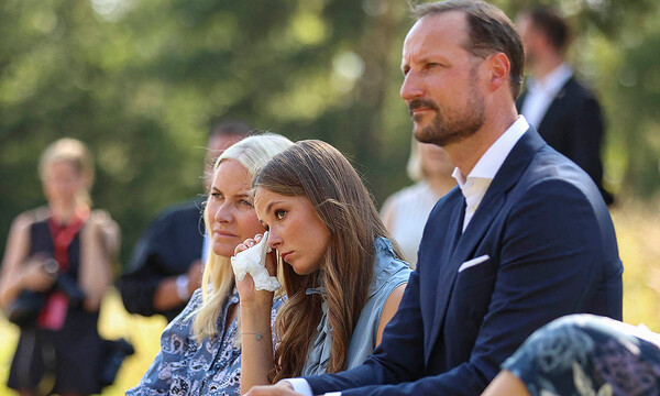 Haakon, Mette-Marit e Ingrid Alexandra en los homenajes a los atentados de Utoya