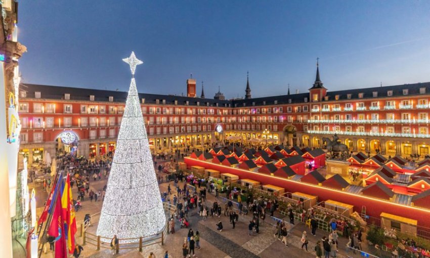 Plaza Mayor de Madrid en Navidad con el tradicional mercadillo