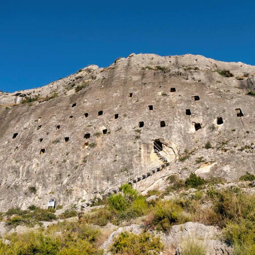 Las Covetes dels Moros, excavadas en las paredes del cañón son las mejor conservadas y más famosas de Bocairent.