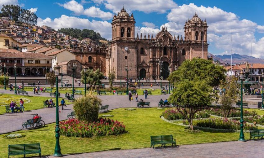 Plaza de Armas y Catedral de Cuzco.
