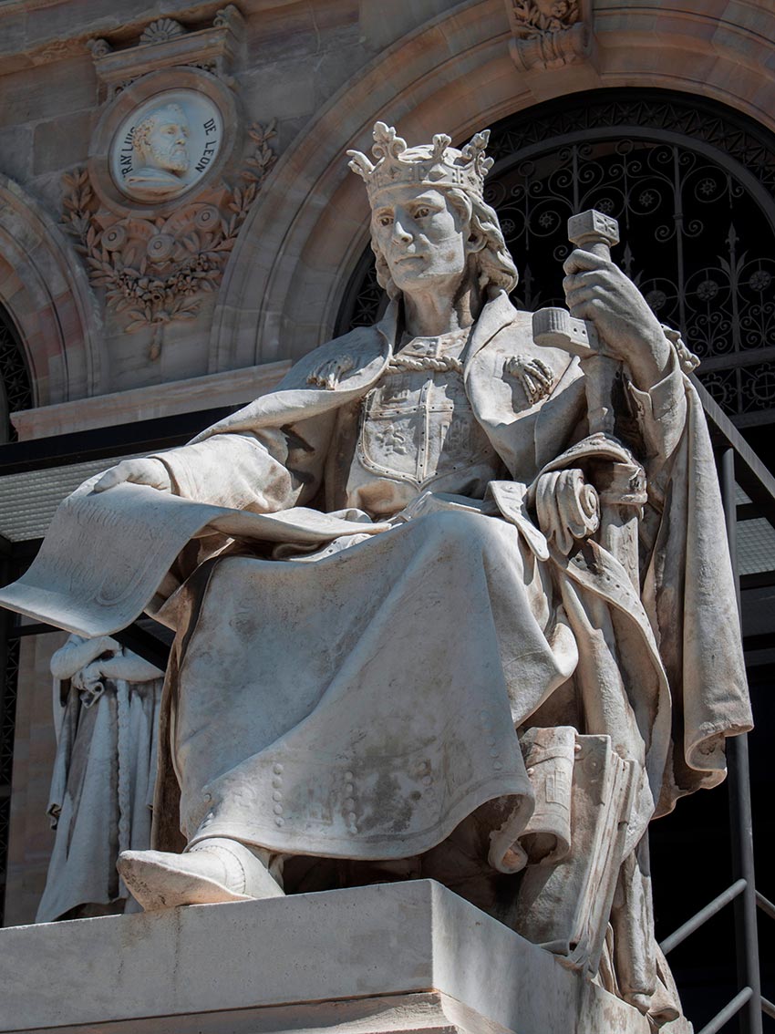 Estatua de Alfonso X, el rey Sabio, en la Biblioteca Nacional de Madrid